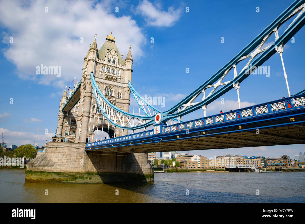 Il Tower Bridge che attraversa il fiume Tamigi a Londra, Regno Unito Foto Stock