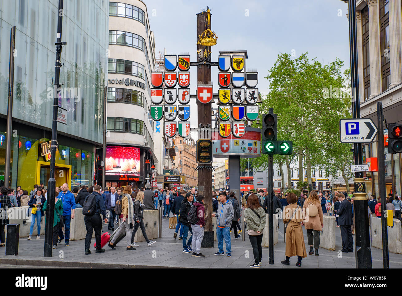 Cantonali svizzeri di albero in Leicester Square, London, Regno Unito Foto Stock