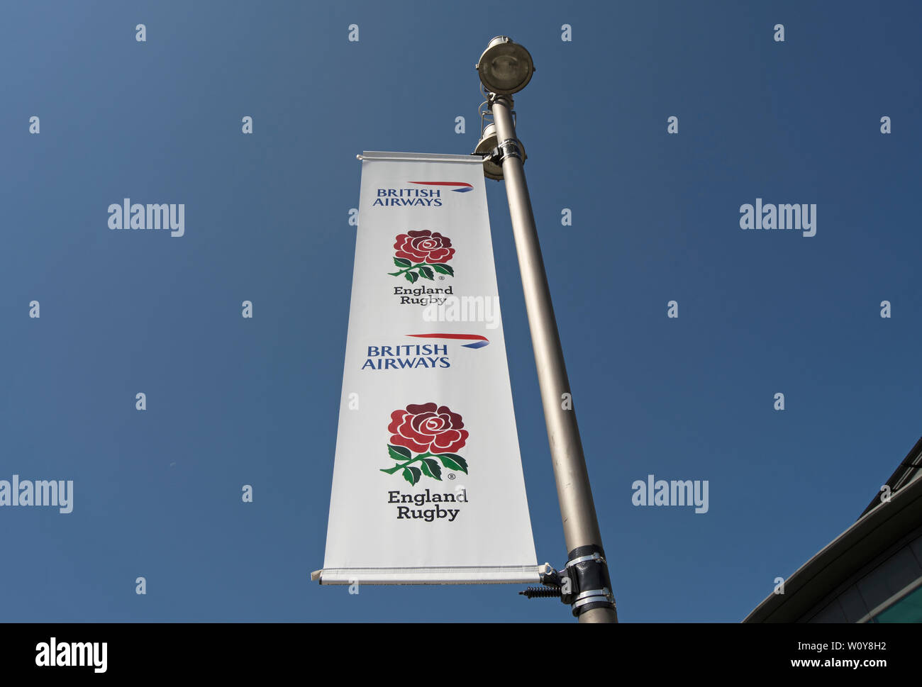 Banner al di fuori di Twickenham Stadium segnando il 2019 partnership tra Inghilterra rugby e British Airways Foto Stock