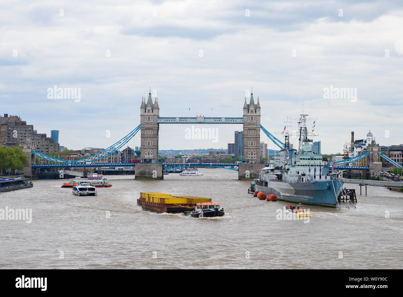 Il Tower Bridge che attraversa il fiume Tamigi a Londra, Regno Unito Foto Stock