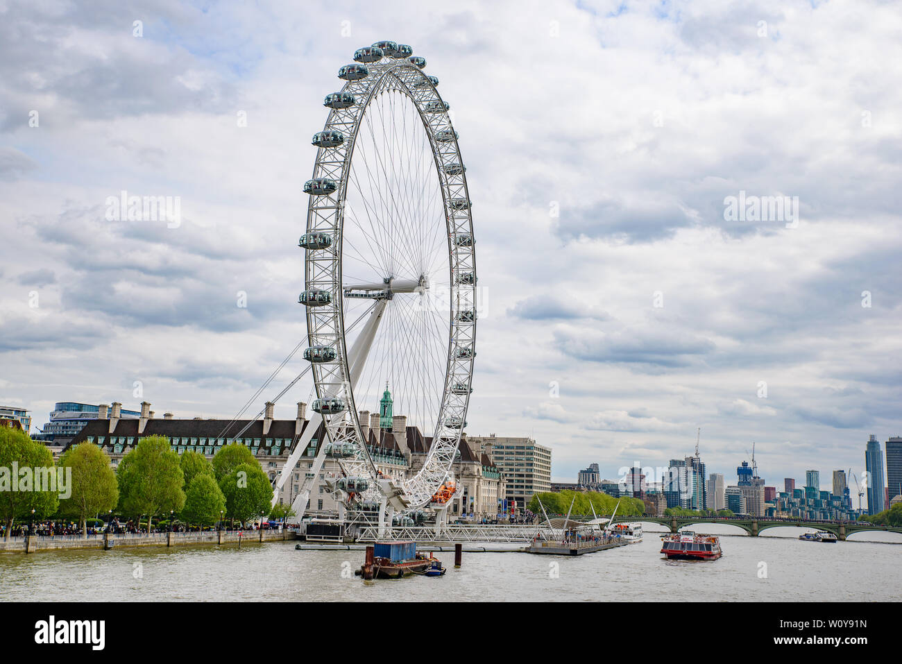 Il London Eye, la famosa ruota di osservazione sulla riva sud del fiume Tamigi a Londra, Regno Unito Foto Stock