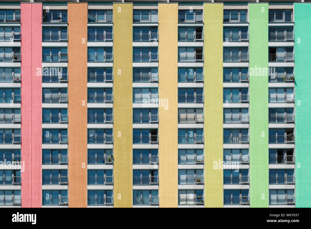 Variopinto edificio residenziale facciata, apartment house / real estate esterno Foto Stock