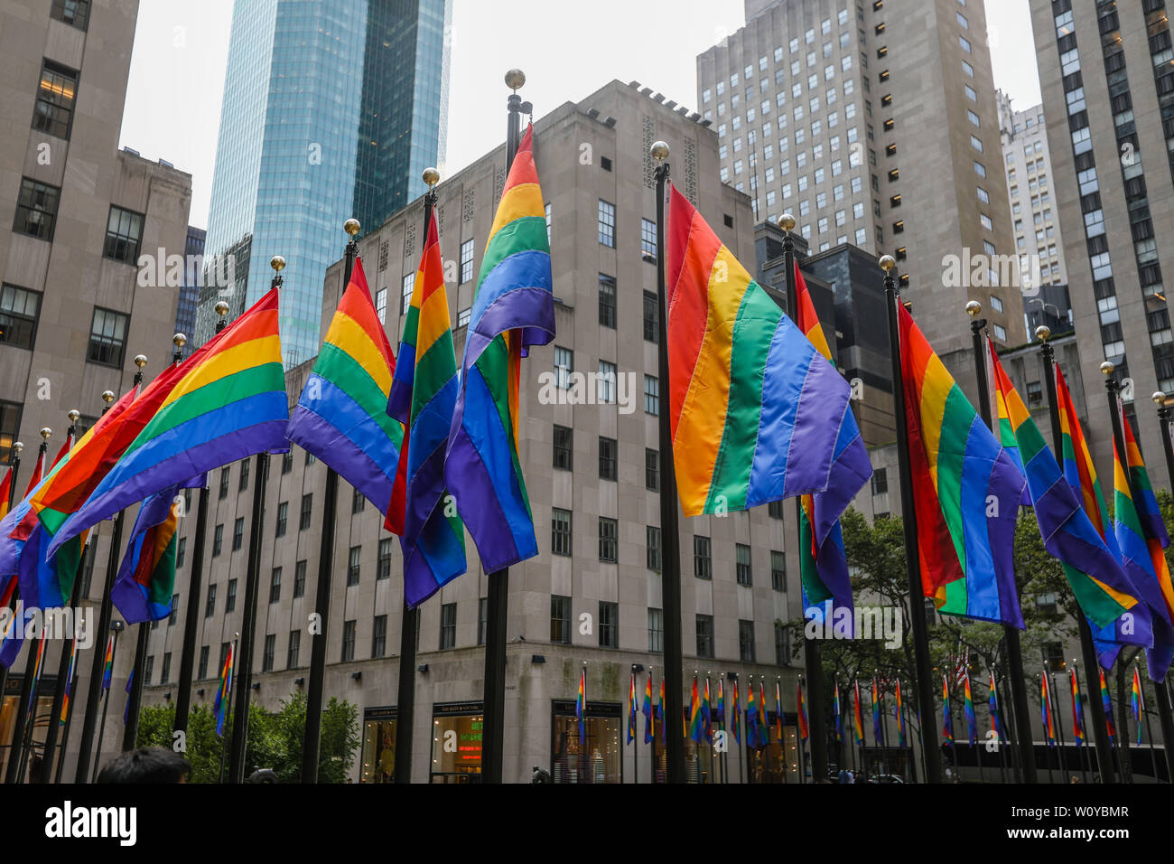 New York, New York, Stati Uniti d'America. Il 28 giugno, 2019. Rainbow flag sono visti al Rockefeller Plaza per celebrare internazionale orgoglio LGBT la giornata a New York in Stati Uniti questo Venerdì, 28. Credito: William Volcov/ZUMA filo/Alamy Live News Foto Stock