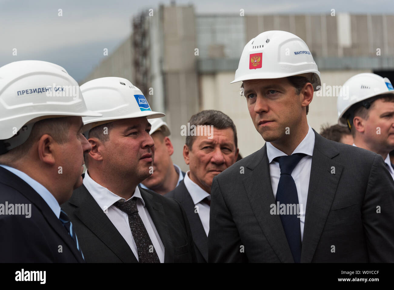 Denis Manturov (a destra) - Il ministro del Commercio e dell'Industria della Federazione Russa presso il cantiere navale "Lotos' nella regione di Astrakhan, Russia Foto Stock