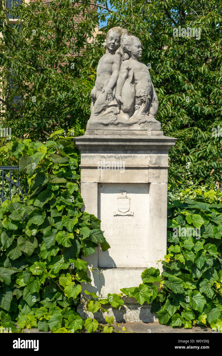 Londra; Memorial a Sir Follett Holt a Seething Lane Gardens Foto Stock