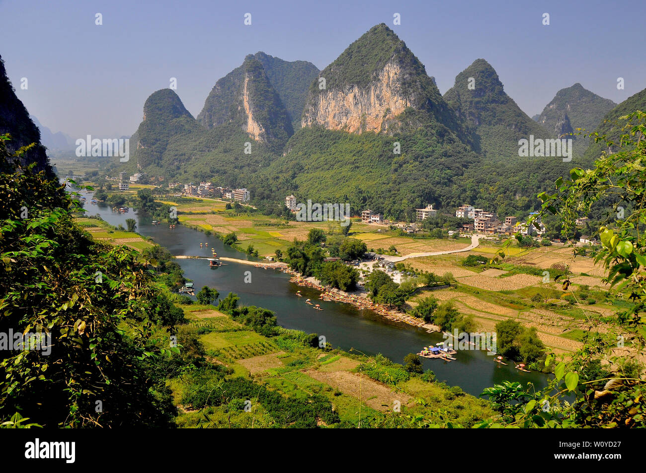 Gite in zattera sul fiume nei pressi di Yangshuo, Guilin Cina Foto Stock