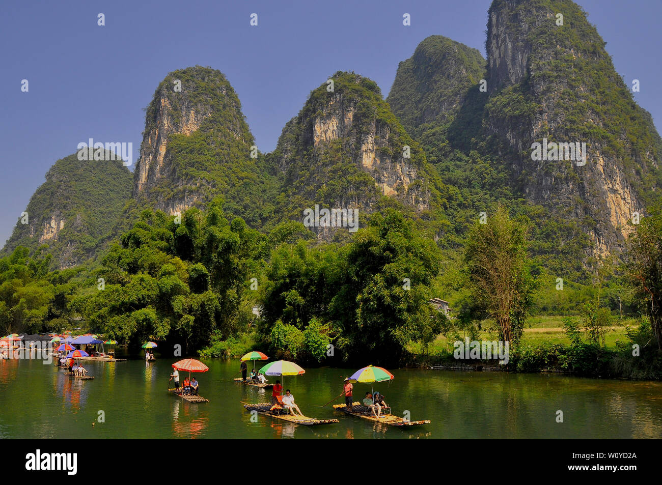 Gite in zattera sul fiume nei pressi di Yangshuo, Guilin Cina Foto Stock