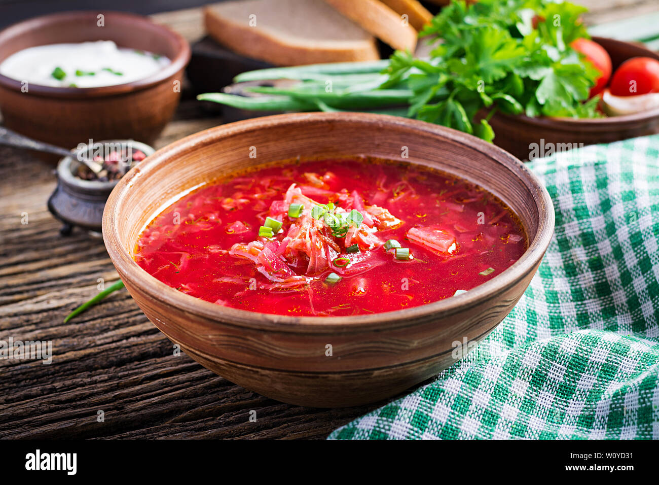 Tradizionale Russo Ucraino borscht o zuppa di rosso nel recipiente. Foto Stock