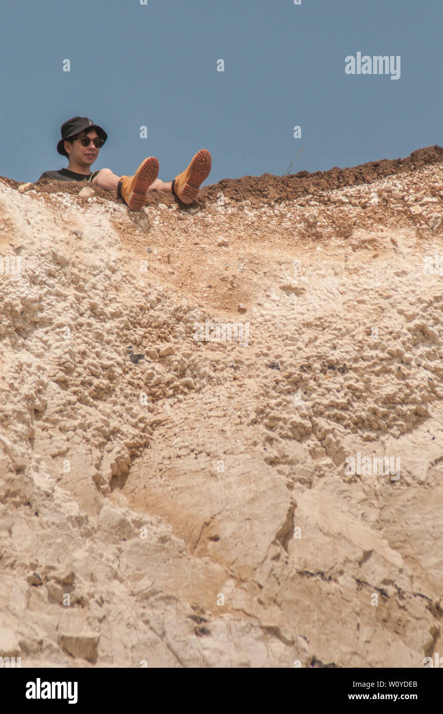 Birling Gap, Eastbourne, East Sussex. 28 Giugno 2019. UK Weather: Il glorioso clima estivo sta portando i turisti che si affollano nel punto di bellezza della costa meridionale. Alcuni sembrano ignari della fragilità e della sottoquotazione lungo le scogliere di gesso. Cadute di roccia che si verificano frequentemente. Non è sicuro sul bordo. Si prega di tenere al sicuro. . Foto Stock