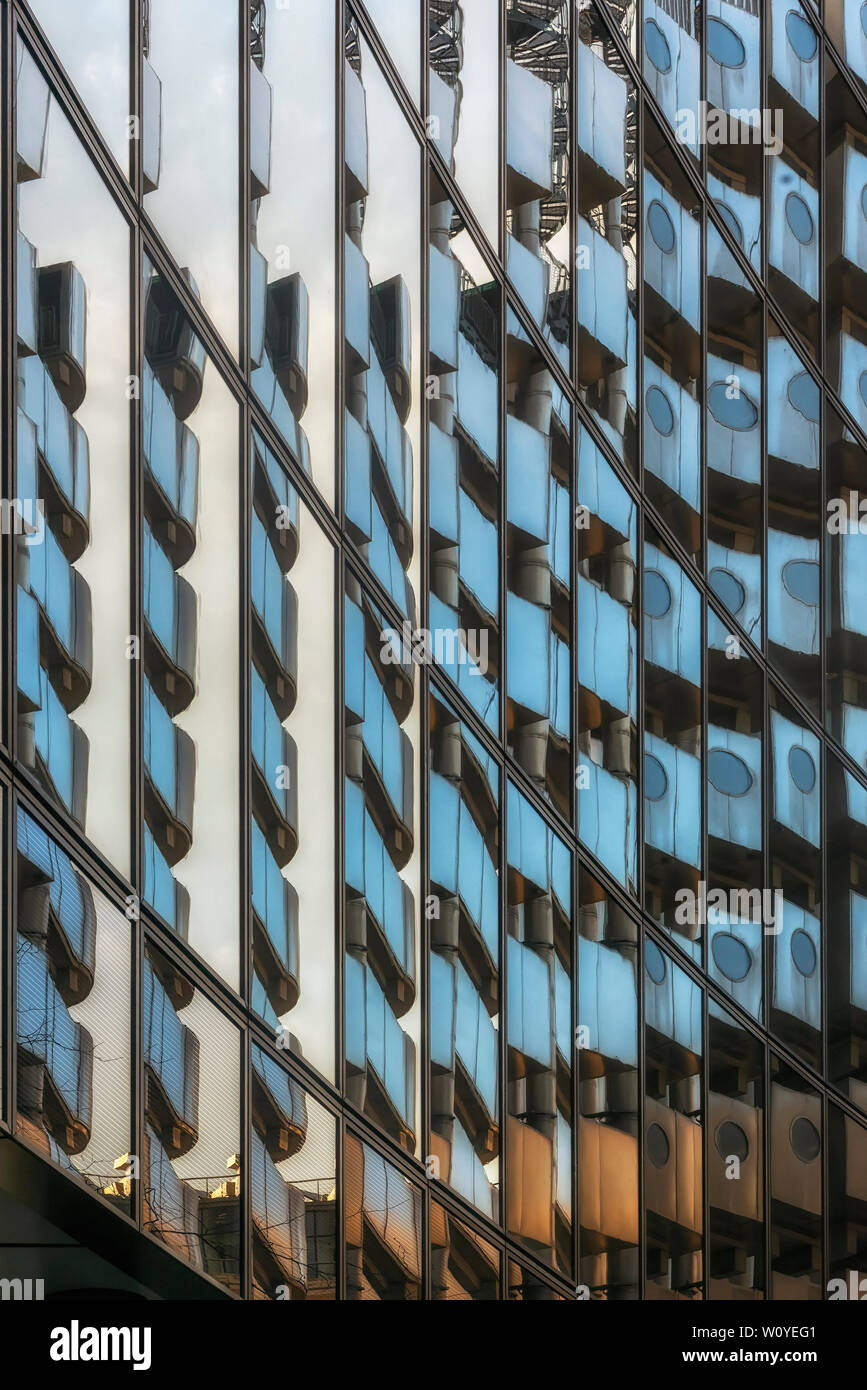 LONDRA, UK - 08 LUGLIO 2018: Immagine astratta che presenta Office Windows nella città di Londra Foto Stock