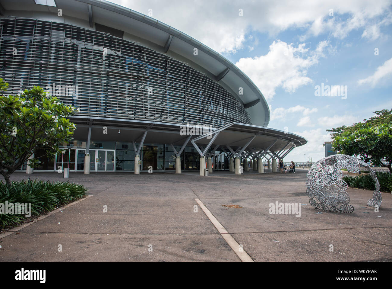 Darwin, Northern Territory, Australia-November 19, 2017: Darwin Convention Center con i turisti nel lungomare del NT di Australia Foto Stock