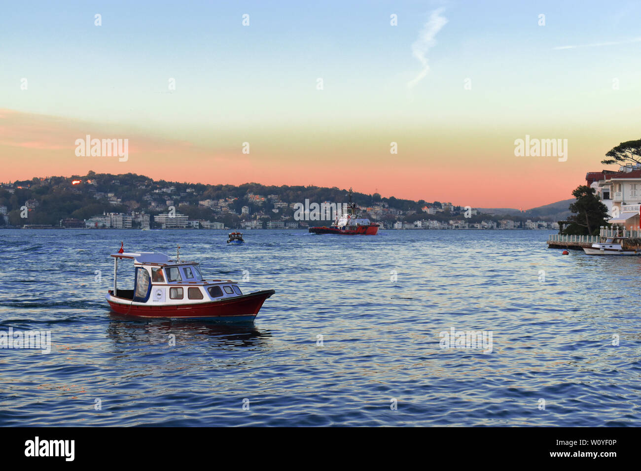 Barca da pesca in Istanbul stretto. barca a vela al tramonto. Foto Stock