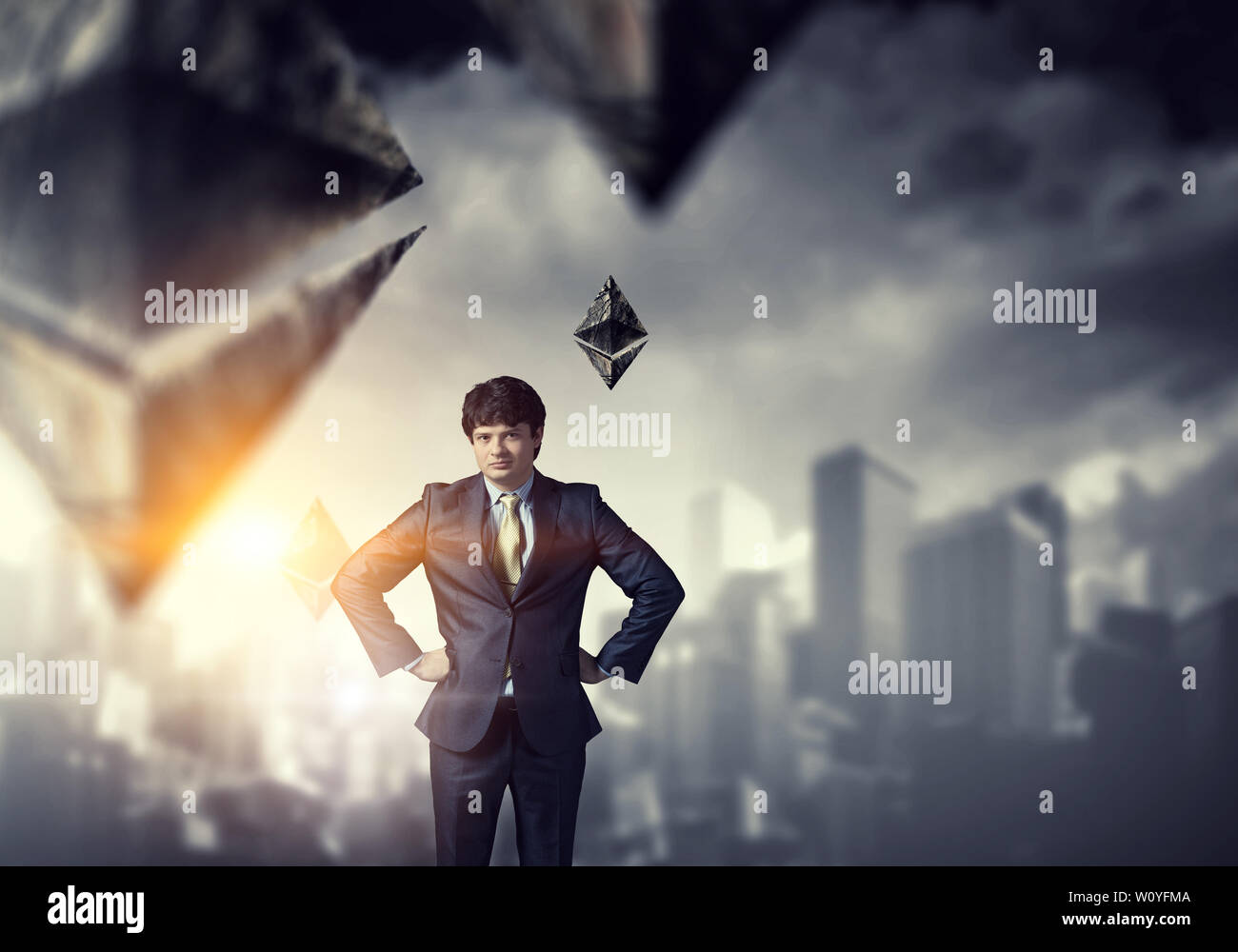 Bruna giovane imprenditore gravi in piedi con le mani sulla sua vita, con simboli Ethereum. I supporti misti Foto Stock