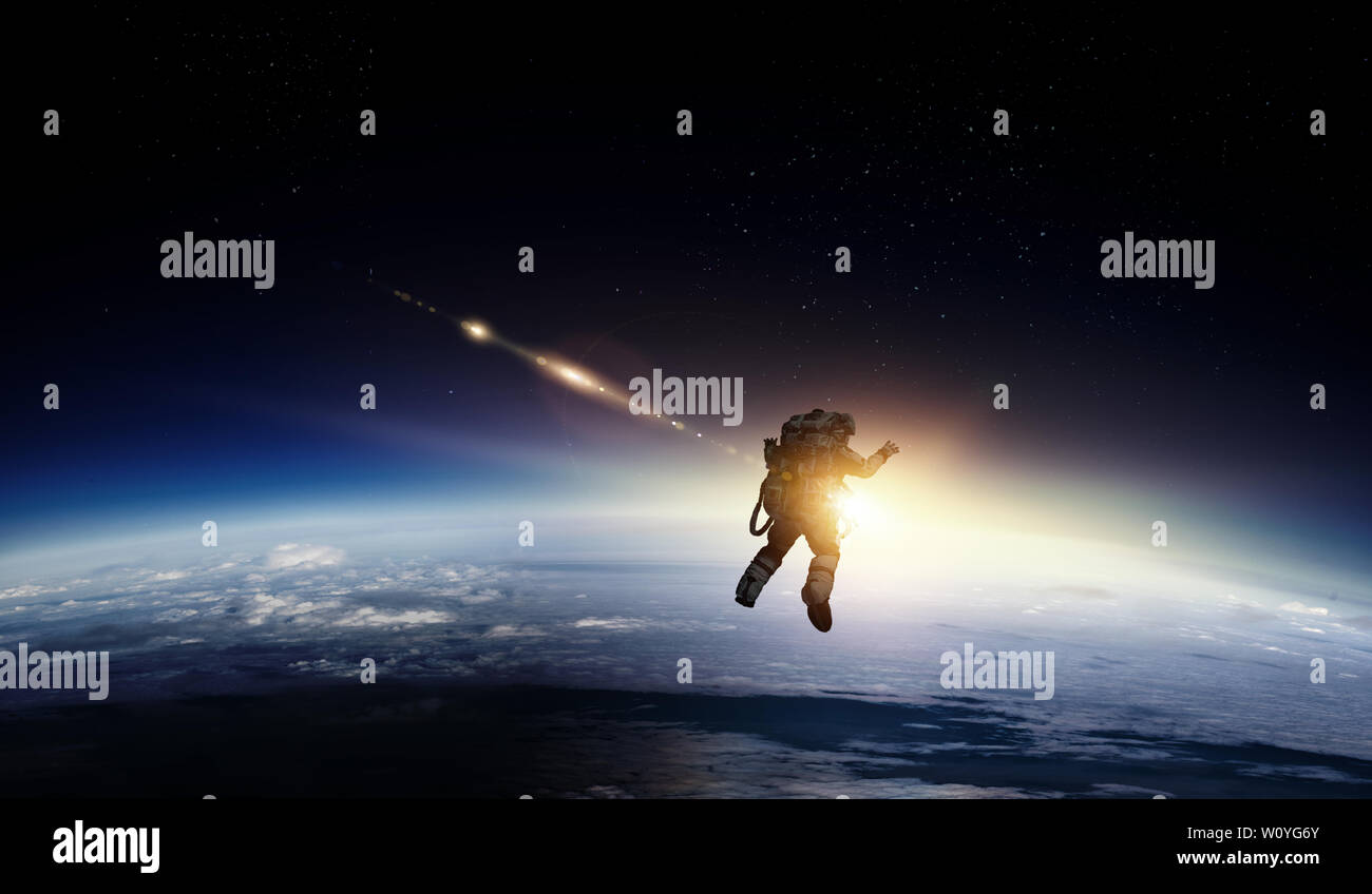 Astronauta al spacewalk sul pianeta orbita. Foto Stock