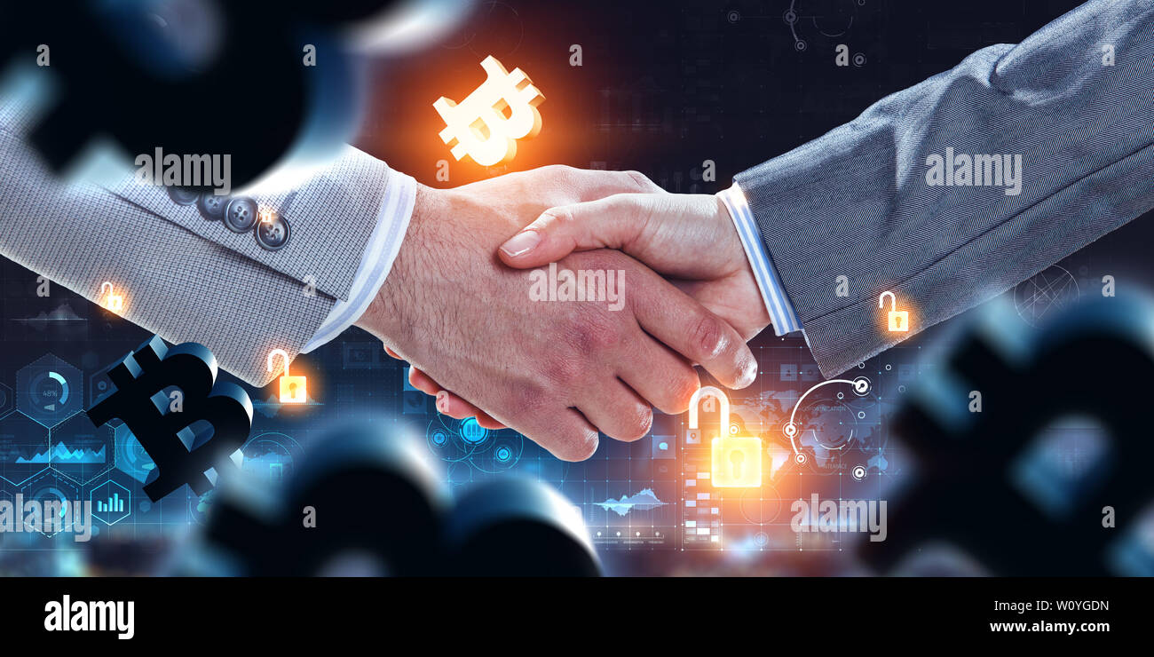Handshake aziendale da parte di un uomo e di una donna, mani vicino e Bitcoin simboli. I supporti misti Foto Stock