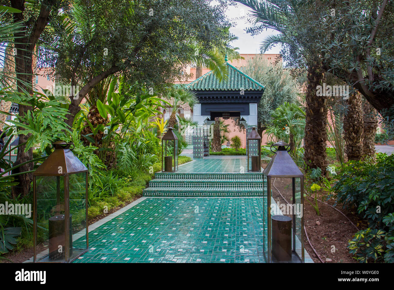 Gazebo e passerella rivestite e conditi con le famose piastrelle marocchine Foto Stock
