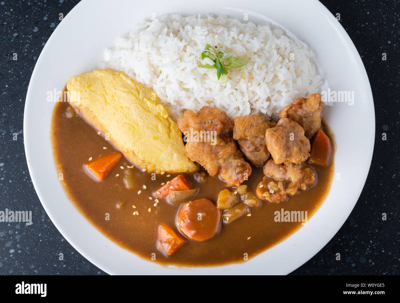 Riso con il curry giapponese con la frittata e pollo fritto topping in  piastra bianca Foto stock - Alamy