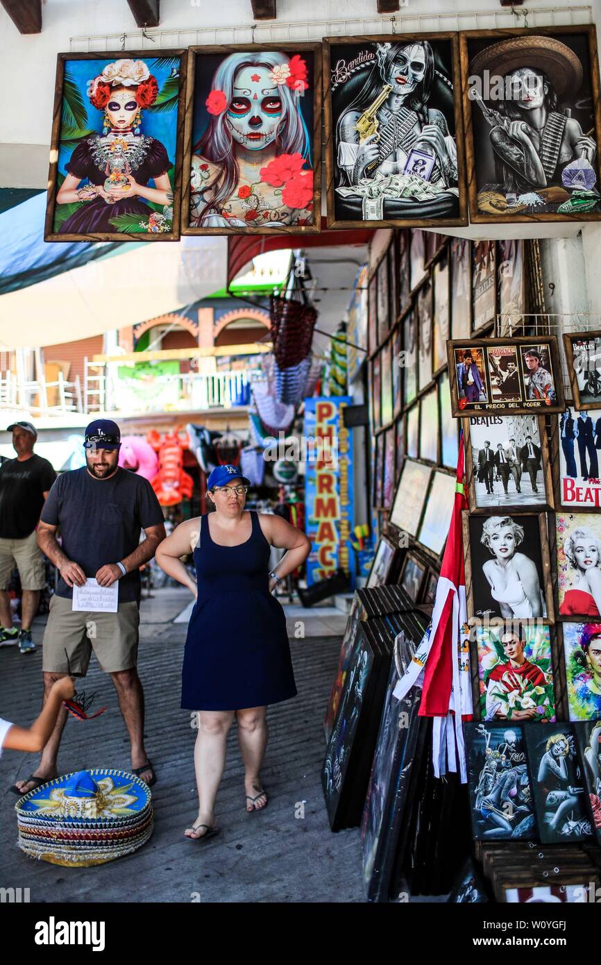 Le vendite del negozio di souvenir nella destinazione turistica Puerto Peñasco, Sonora, Messico. artigianato, arte, artigianato, beachwear e accessori, ceramiche, occhiali da sole, artigianato messicano, pelle guarache, guarache messicano, cappello per il sole e oggetti decorativi. (Foto: Luis Gutierrez /NortePhoto.com).. Venta de Recuerdos en el destino turistico di Puerto Peñasco, Sonora, Messico. artesanias, arte, manualidades, ropa y accesorios de playa, ceramica, lentes de sol, artesanias mexicanas, guarache de piel, guarache mexicanos, sombrero para el Sol y articulos de decoracion. (Foto: Luis Gutierrez /NortePhoto.com) Foto Stock