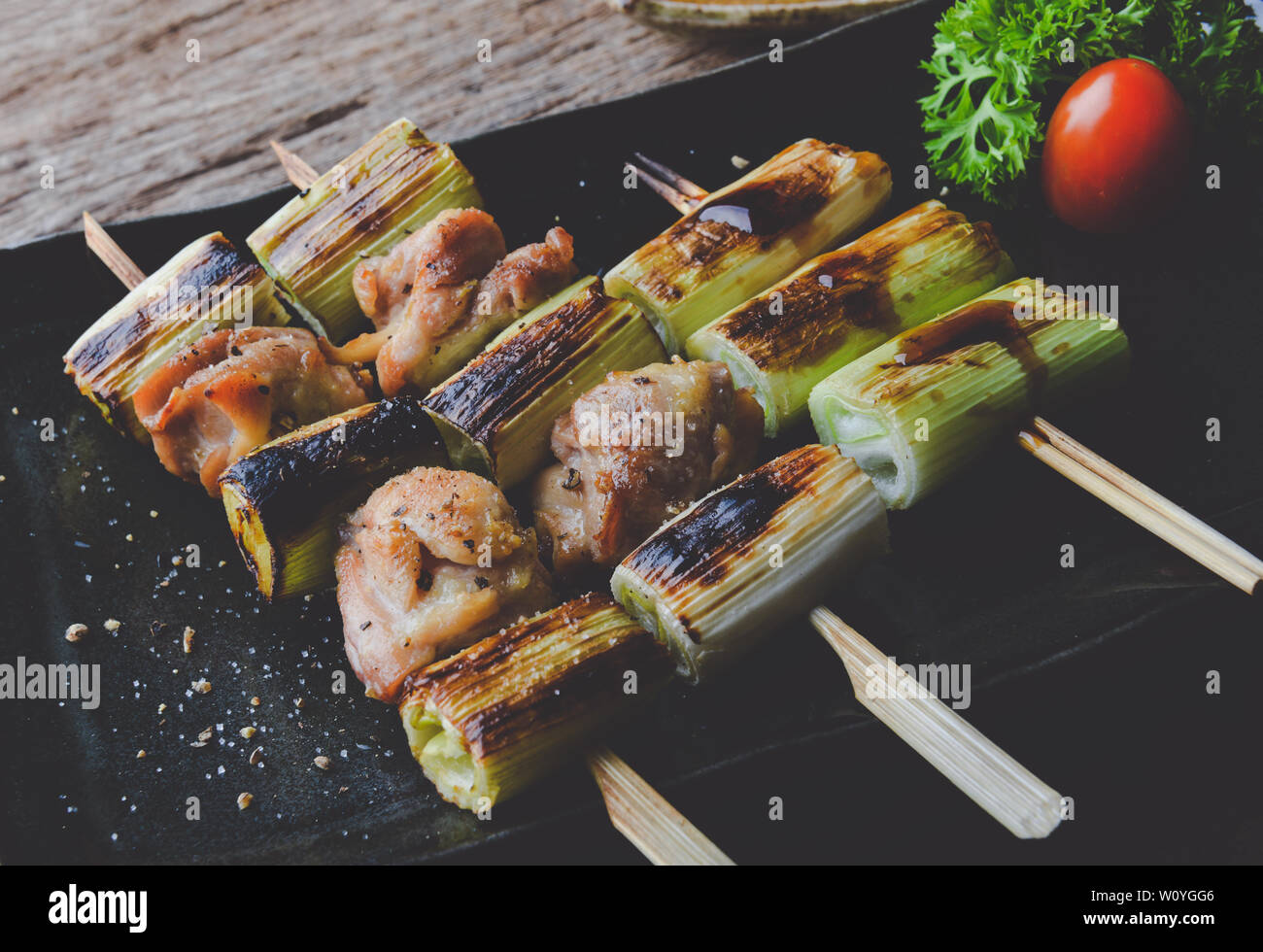 Stile giapponese spiedini di carne di pollo alla griglia o yakitori izakaya  cibo servire nella piastra con tonalità di grigio illuminazione Foto stock  - Alamy