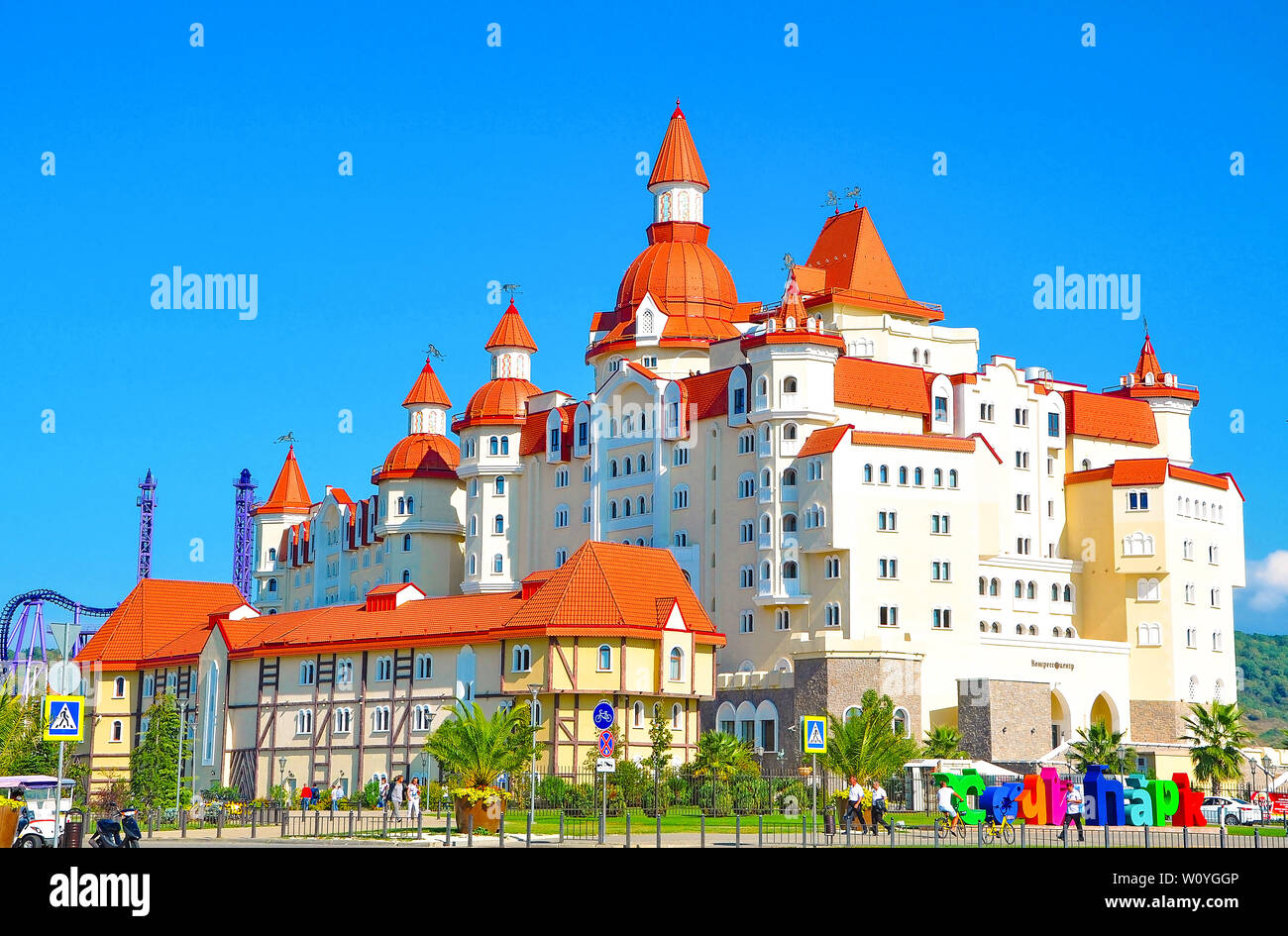 Adler, Russia - 2 ottobre 2018-Hotel nello stile di un castello medievale Bogatyr in Sochi Park Foto Stock