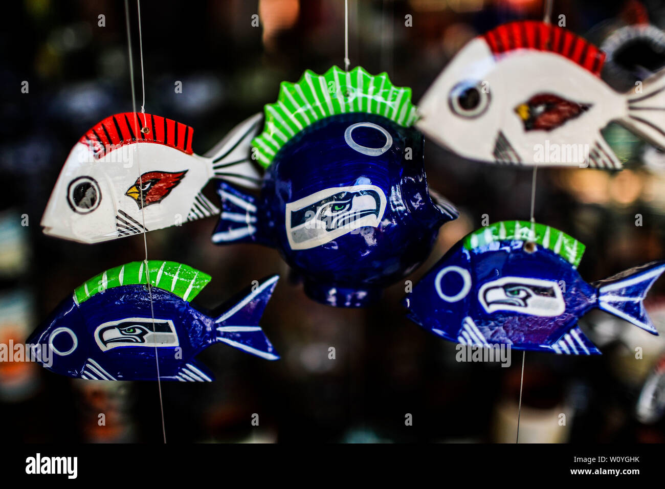 Pesce in ceramica. Le vendite del negozio di souvenir nella destinazione turistica Puerto Peñasco, Sonora, Messico. artigianato, arte, artigianato, beachwear e accessori, ceramiche, occhiali da sole, artigianato messicano, pelle guarache, guarache messicano, cappello per il sole e oggetti decorativi. Peces de ceramica. Venta de Recuerdos en el destino turistico di Puerto Peñasco, Sonora, Messico. artesanias, arte, manualidades, ropa y accesorios de playa, ceramica, lentes de sol, artesanias mexicanas, guarache de piel, guarache mexicanos, sombrero para el Sol y articulos de decoracion. (Foto: Luis Gutierrez /NortePhoto.com) Foto Stock