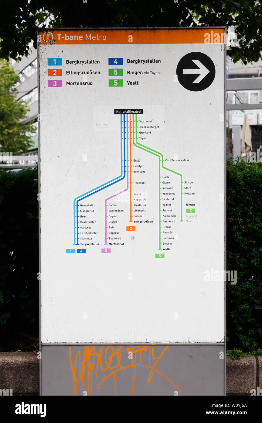 Oslo, Norvegia - 20 Giugno 2019: Mappa fuori l'ingresso dell'Nationaltheatert stazione della metropolitana per la visualizzazione di linee in direzione est nel pubblico Ruter trasp Foto Stock
