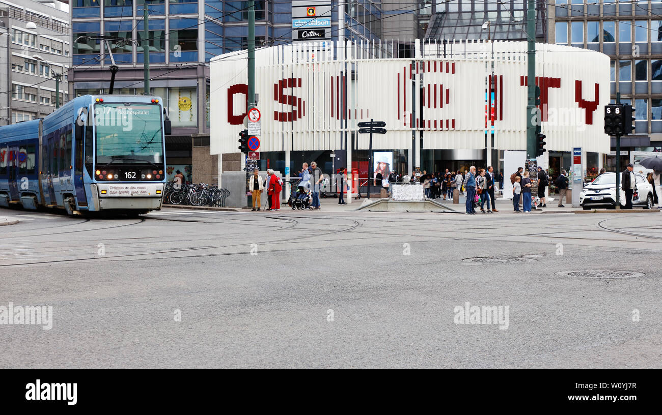 Oslo, Norvegia - 20 Giugno 2019: l'ingresso alla città di Oslo centro dello shopping nel centro cittadino di distretto. Foto Stock