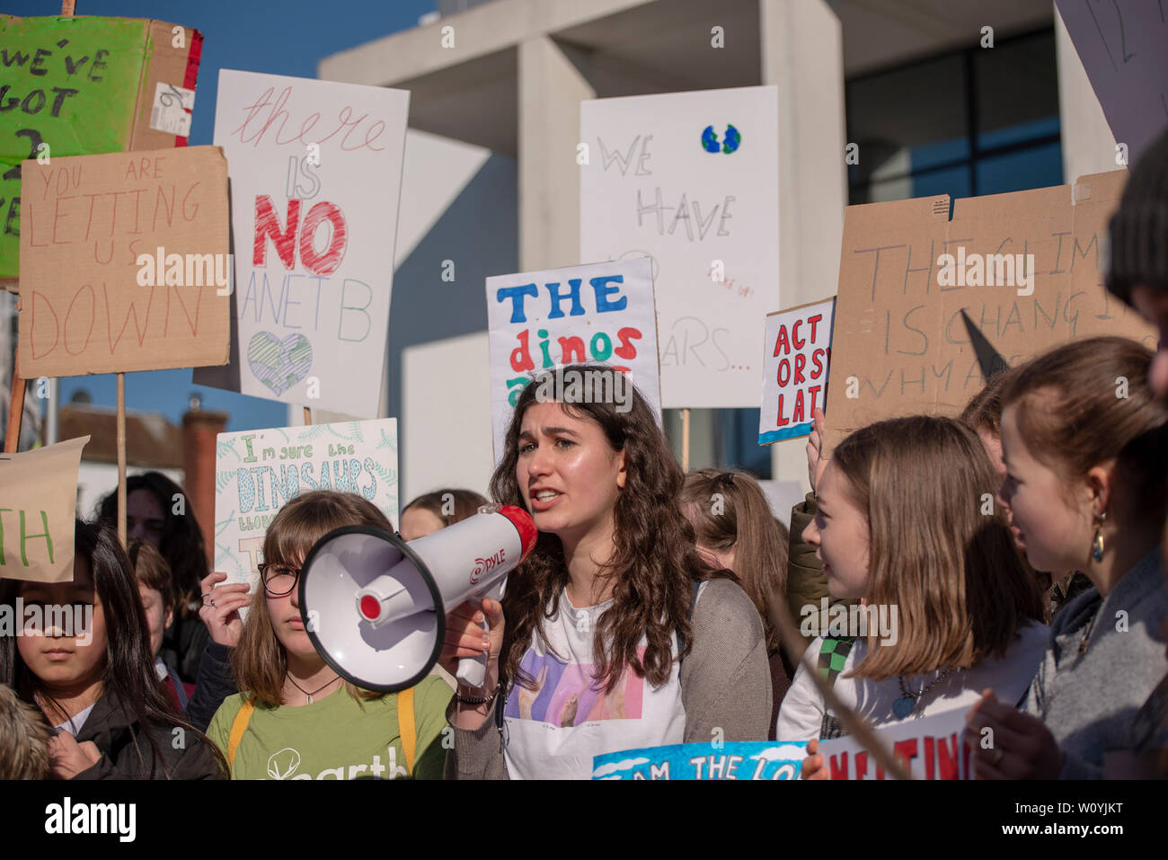 Ragazza parla in un megafone a bambini in materia di cambiamenti climatici marcia di protesta REGNO UNITO Foto Stock