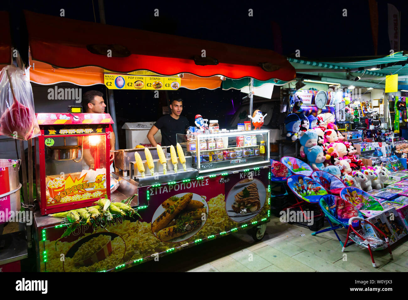 Popcorn e mais tutolo di stallo venditori su Finikoudes prom di notte durante il festival Kataklysmos. Larnaca, Cipro. Giugno 2019 Foto Stock