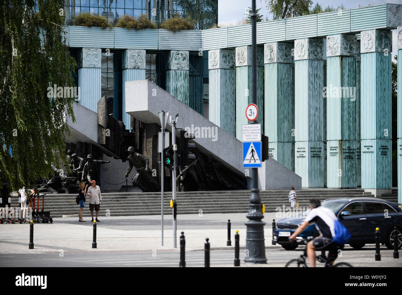 La gente a piedi nella parte anteriore della Polonia alla Corte Suprema del.lunedì scorso, la Corte di giustizia europea ha statuito che la Polonia abbassamento dell'età pensionabile per i giudici della Corte Suprema viola il diritto dell' Unione europea. L'avvocato generale alla Corte di giustizia europea, ha rilasciato una dichiarazione dicendo che una nuova camera disciplinare presso la Corte Suprema, e non farà una maggiore indipendenza del sistema giudiziario secondo la normativa UE. Foto Stock
