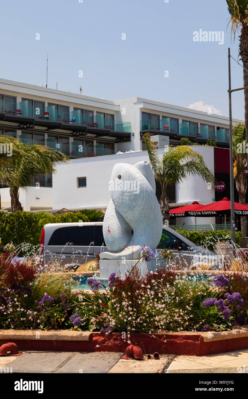 Statua di pesce su una rotatoria, Ayia Napa, Cipro. Giugno 2019 Foto Stock