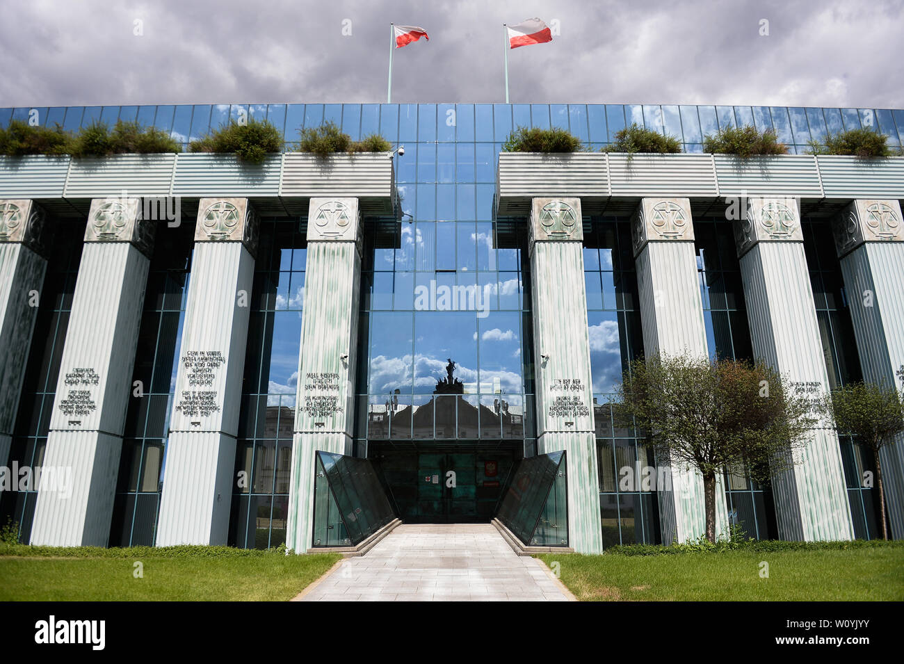 Una vista della Polonia alla Corte Suprema del.lunedì scorso, la Corte di giustizia europea ha statuito che la Polonia abbassamento dell'età pensionabile per i giudici della Corte Suprema viola il diritto dell' Unione europea. L'avvocato generale alla Corte di giustizia europea, ha rilasciato una dichiarazione dicendo che una nuova camera disciplinare presso la Corte Suprema, e non farà una maggiore indipendenza del sistema giudiziario secondo la normativa UE. Foto Stock