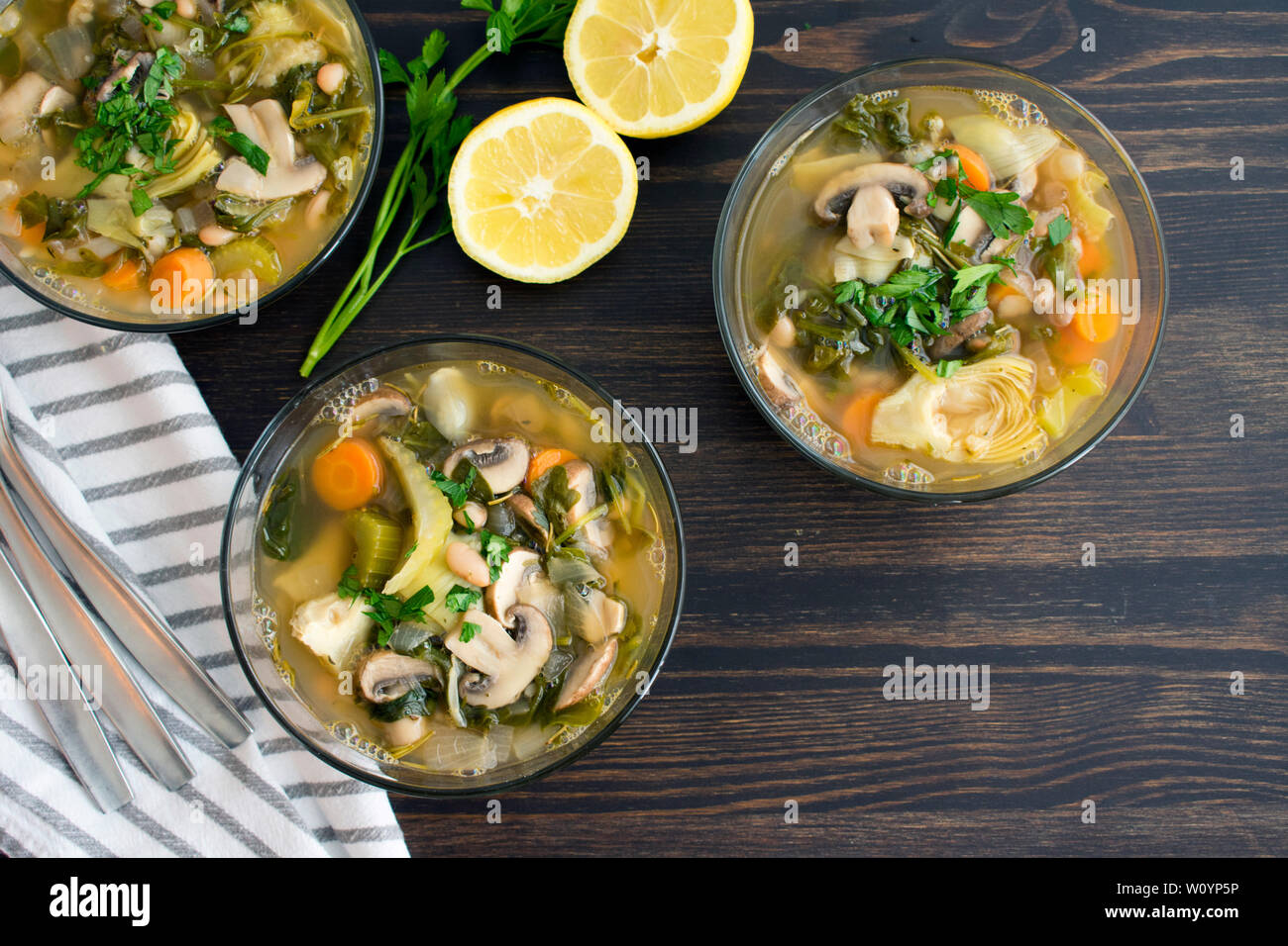 Vegan caricato carciofo Limone Zuppa di Orzo Foto Stock