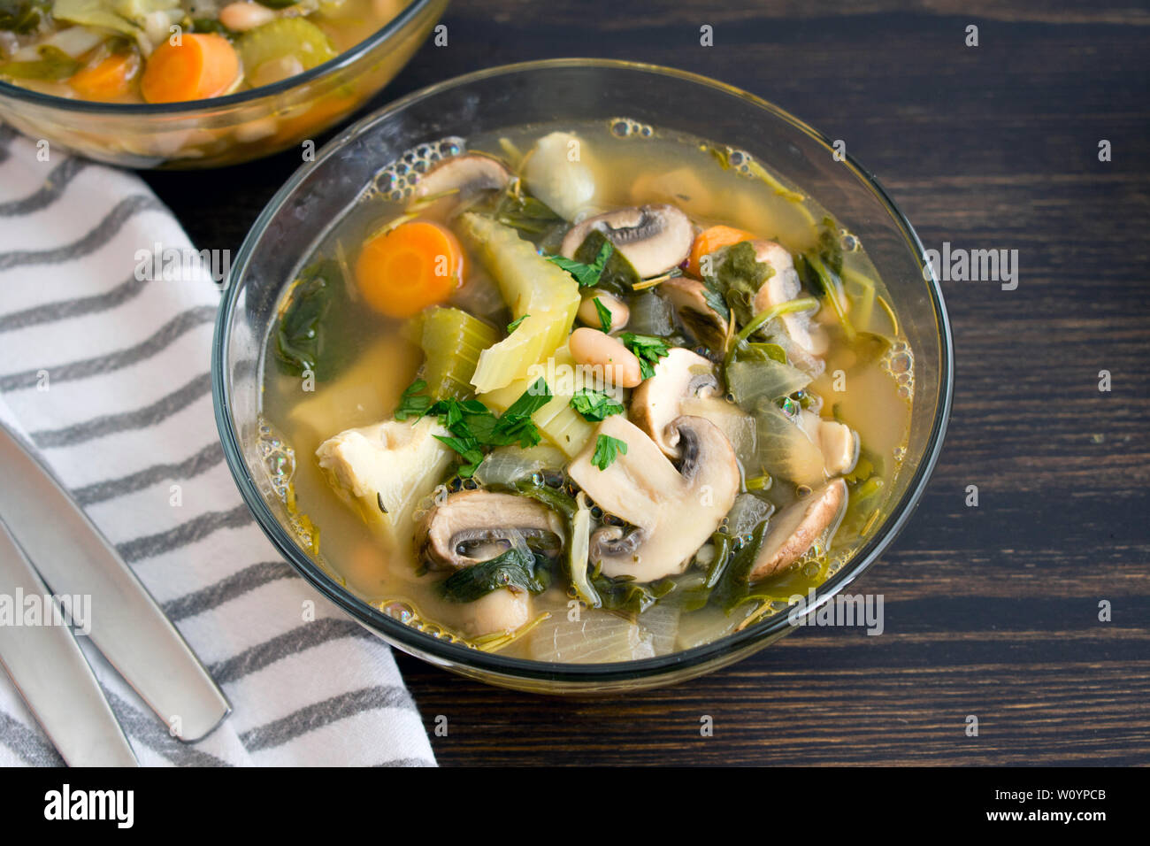 Vegan caricato carciofo Limone Zuppa di Orzo Foto Stock