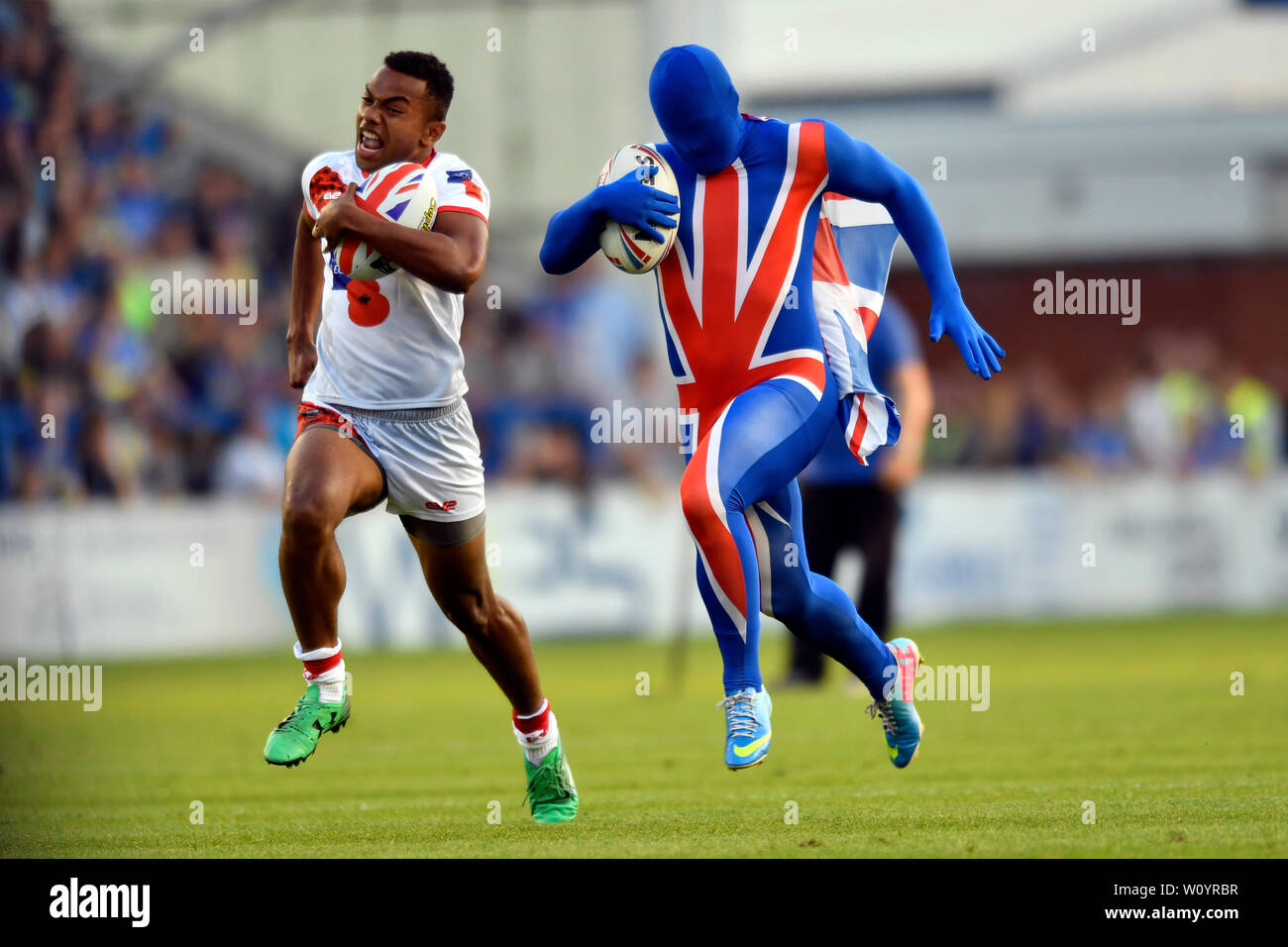 Halliwell Jones Stadium, Warrington, Regno Unito. Il 28 giugno, 2019. Betfred Superleague Rugby, Warrington lupi versus St Helens; il filo Flyer vestito in Unione Jack colori, fornisce la metà del tempo di intrattenimento per le Forze Armate celebrazioni del Giorno: Credito Azione Sport Plus/Alamy Live News Foto Stock