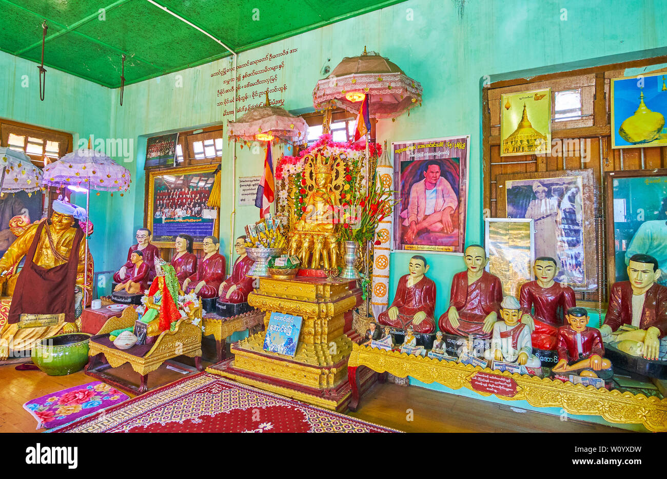 POPA, MYANMAR - 26 febbraio 2018: interni di Nat santuario di Taung Kalat tempio con altare e immagini buddista, il 26 febbraio in Popa Foto Stock