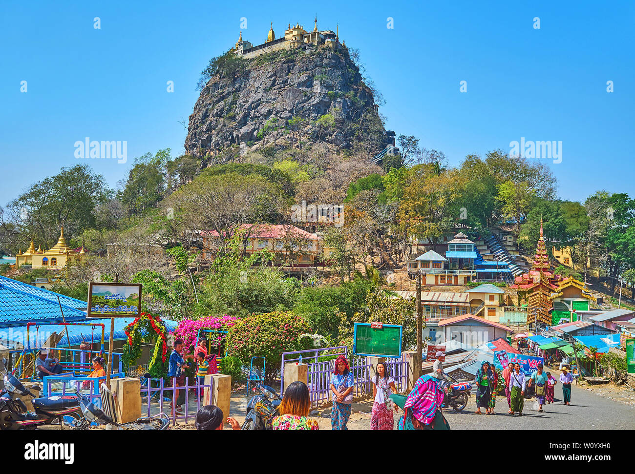 POPA, MYANMAR - 26 febbraio 2018: i numerosi pellegrini visitano templi di Popa la città e il suo principale punto di riferimento - Taung Kalat monastero, situato sulla roc Foto Stock