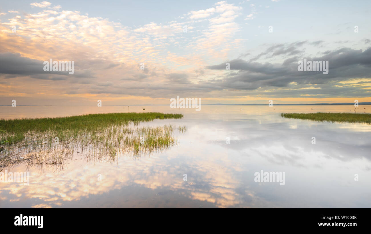 Riflessioni sulla becalmed acque del Lough Neagh, nella contea di Armagh, Irlanda del Nord Foto Stock