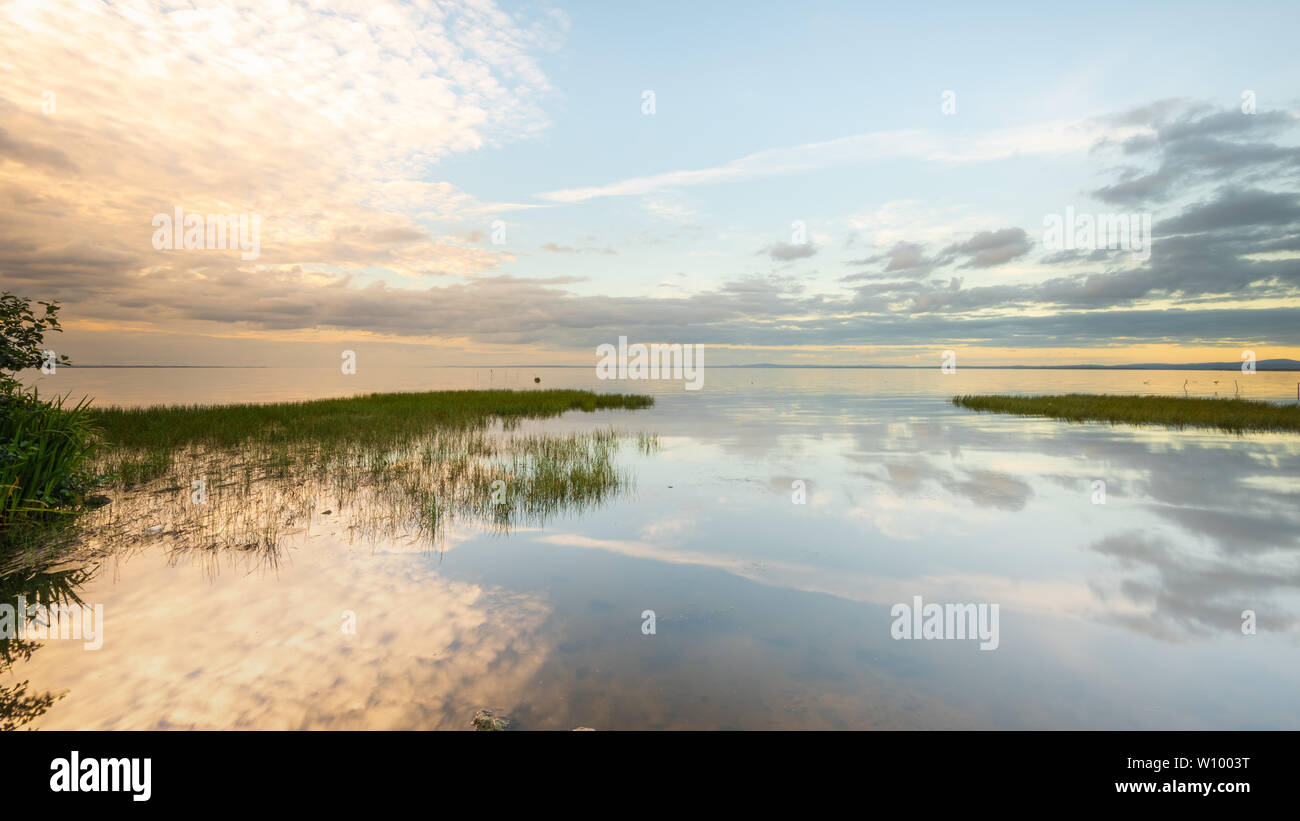 Riflessioni sulla becalmed acque del Lough Neagh, nella contea di Armagh, Irlanda del Nord Foto Stock