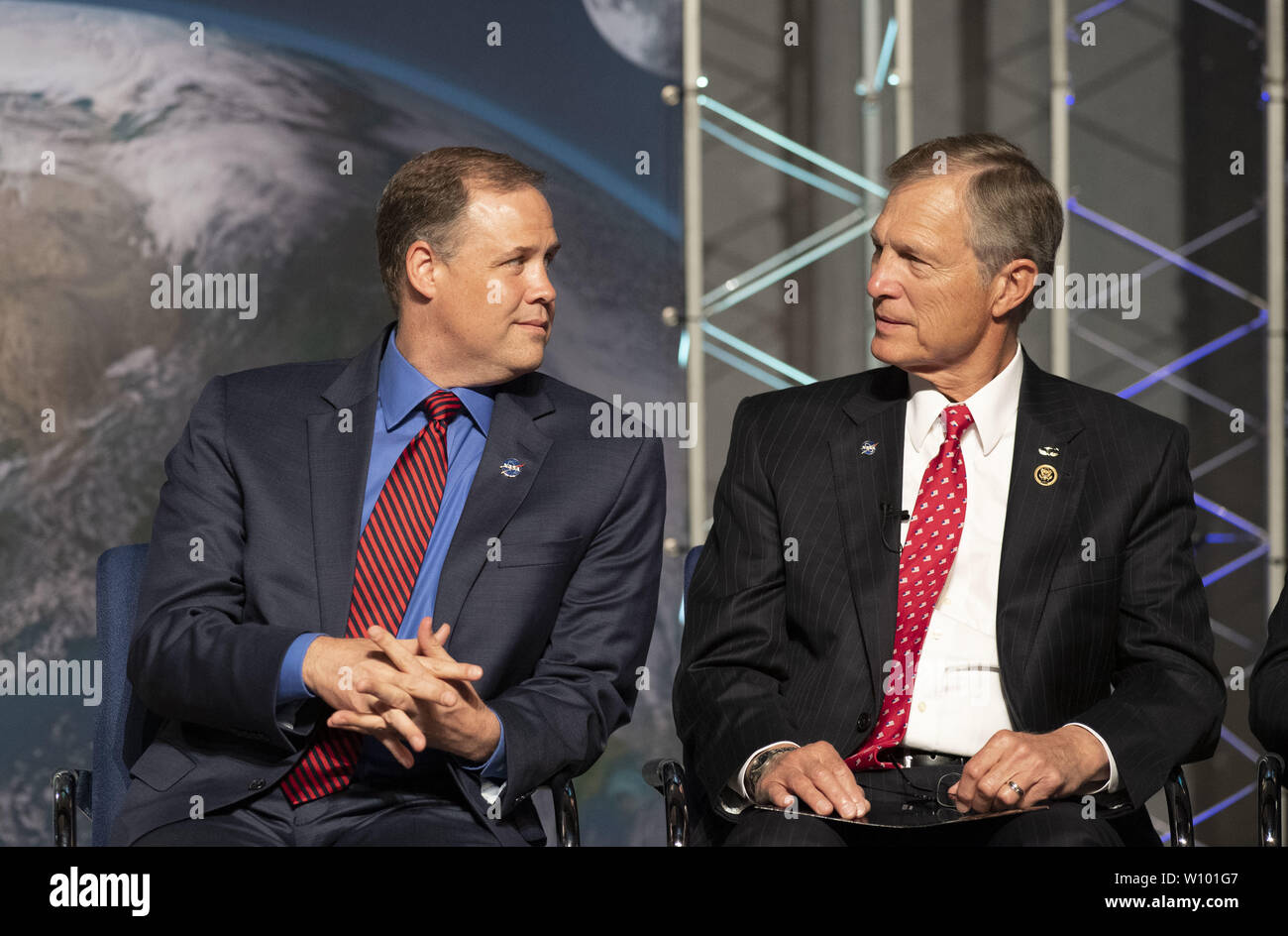 Webster, Texas, Stati Uniti d'America. Il 28 giugno, 2019. Membro del Congresso il dottor Brian Babin del Texas, colloqui con amministratore della NASA Jim Bridenstine come dignitari si riuniscono per dedicare il restaurato Mission Control Center in onore del cinquantesimo anniversario di Apollo 11's 1969 sbarco sulla luna. Il direttore di volo Gene Krantz aiutato Bridenstine tagliare il cerimoniale di nastro. Credito: Bob Daemmrich/ZUMA filo/Alamy Live News Foto Stock