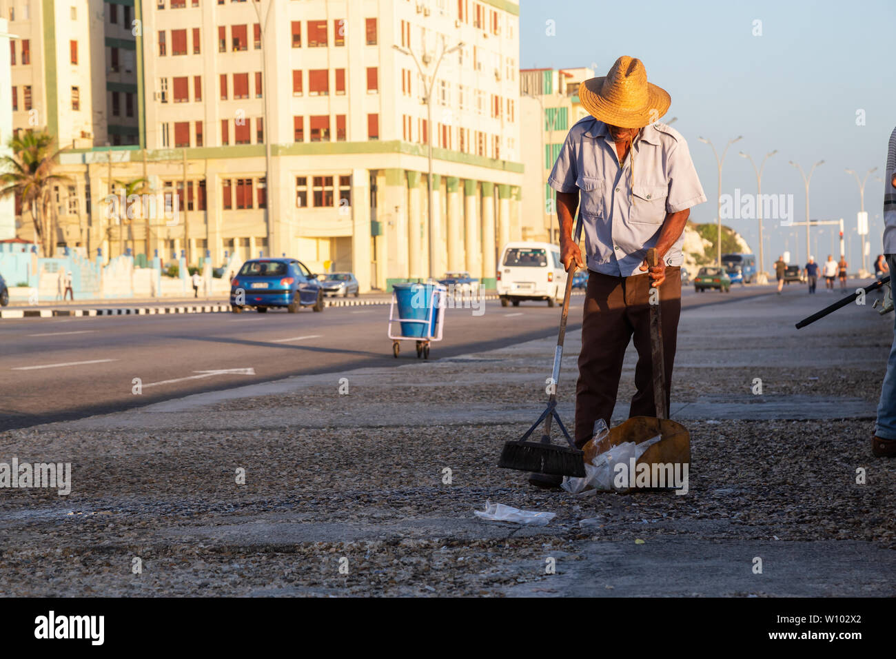 L'Avana, Cuba - 14 Maggio 2019: l'uomo facendo il lavoro di manodopera, pulizia nelle strade della vecchia Havana City durante una calda mattina di sole. Foto Stock