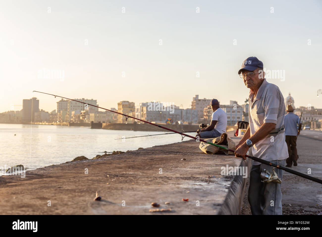 L'Avana, Cuba - 14 Maggio 2019: infelice popolo cubano sono la pesca nell'oceano mattina presto durante una soleggiata sunrise, prese durante la penuria di cibo Cri Foto Stock