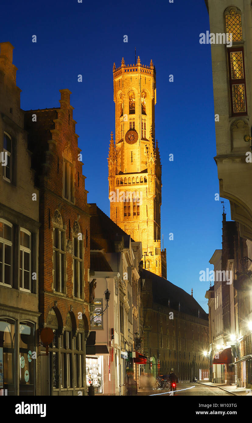 Campanile di Bruges e strada notte a Bruges, Regione fiamminga, Belgio Foto Stock