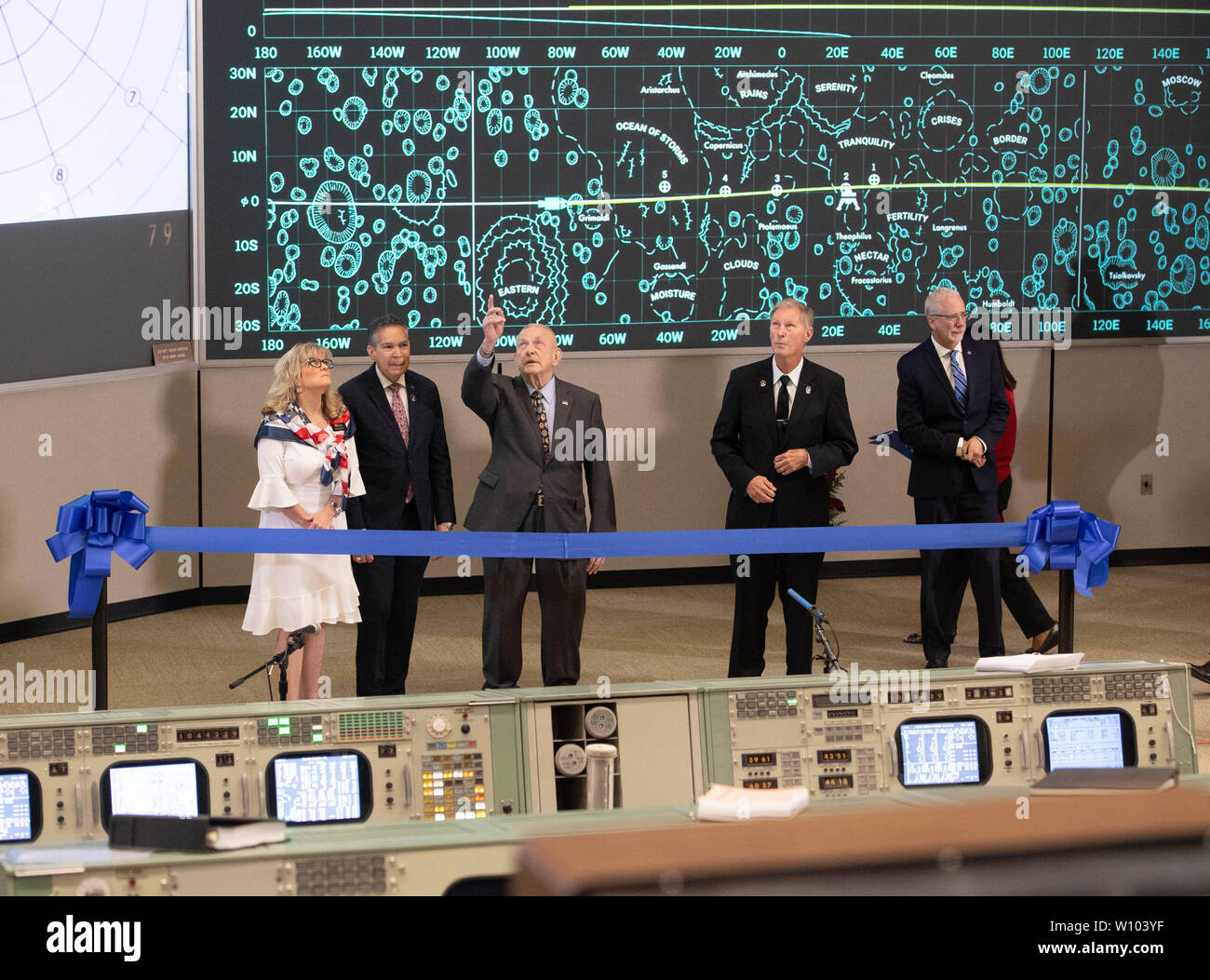 Ritirato la NASA direttore di volo Gene Kranz ricorda una funzione dentro il restaurato Mission Control Center presso NASA Johnson Space Center vicino a Houston come dignitari si riuniscono per la camera la dedizione cerimonia. Il multi-million dollar progetto di restauro ha coinciso con il cinquantesimo anniversario di Apollo 11's 1969 storico sbarco sulla luna. Foto Stock