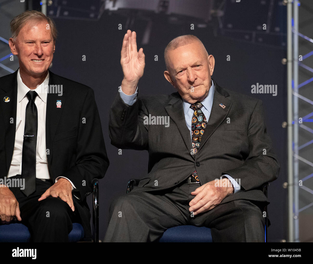 Ritirato Apollo 11 Direttore di volo Gene Kranz onde durante una cerimonia per il restaurato Mission Control Center presso NASA Johnson Space Center vicino a Houston. Il multi-million dollar sforzo di ricostruzione per i quali Kranz è stato strumentale, ha coinciso con il cinquantesimo anniversario di Apollo 11's storico atterraggio lunare. Foto Stock