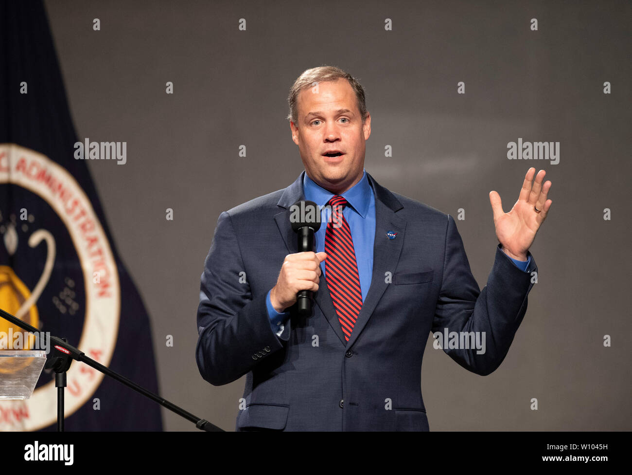 Nazionale Aeronautica e spazio amministratore Amministrazione Jim Bridenstine parla al Johnson Space Center vicino a Houston, Texas durante un evento per la commemorazione del cinquantesimo anniversario della missione Apollo 11 volo spaziale che è stato il primo a terra gli uomini sulla luna nel 1969. Foto Stock