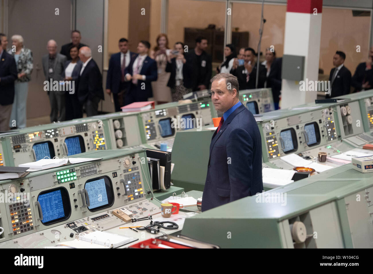 Amministratore della NASA Jim Bridenstine passeggiate attraverso il recentemente ristrutturato Mission Control Center della NASA a fuori di Houston dopo la sua dedizione venerdì in coincidenza con il cinquantesimo anniversario dell'uomo lo sbarco sulla luna nel 1969. Foto Stock