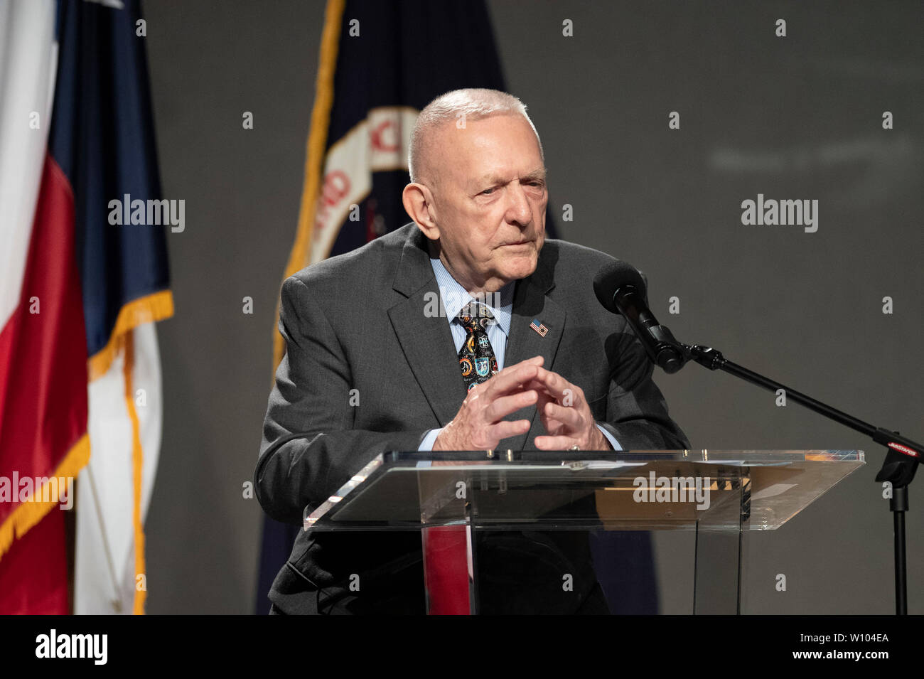 Apollo 11 Direttore di volo Gene Krantz dà i suoi ricordi del giorno quasi cinquant anni fa quando gli Stati Uniti sbarcati gli uomini sulla luna nel corso di cerimonie presso la NASA al di fuori di Houston. La missione originale centro di controllo è stato successivamente dedicato dopo un multi-milioni di dollari di sforzo di ricostruzione in coincidenza con il cinquantesimo anniversario. Foto Stock