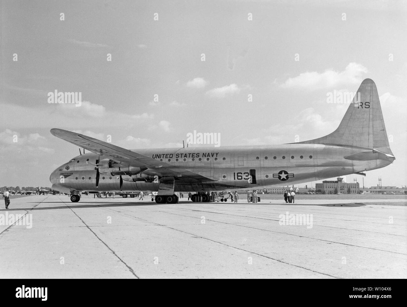 Un vintage fotografia in bianco e nero prese a Burbank, in California, Stati Uniti d'America nel 1946, mostra un Lockheed R-6V Costituzione, numero di serie 85163, della marina degli Stati Uniti. Solo due di questi aerei non sono mai state costruite, e questo è stato infine demolito negli anni settanta. Foto Stock