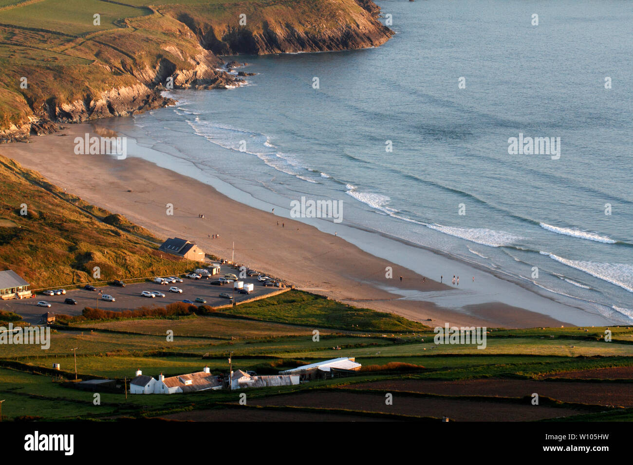 Whitesands Bay, serata primaverile. Pembrokeshire, Galles. Regno Unito al tramonto Foto Stock
